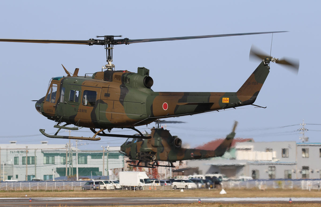 UH-1J 41924/X of 10hik seen leaving Akeno at 29 November, AH-1S 73491/VATH of 5TaisenhaHeriko is at the back ground
