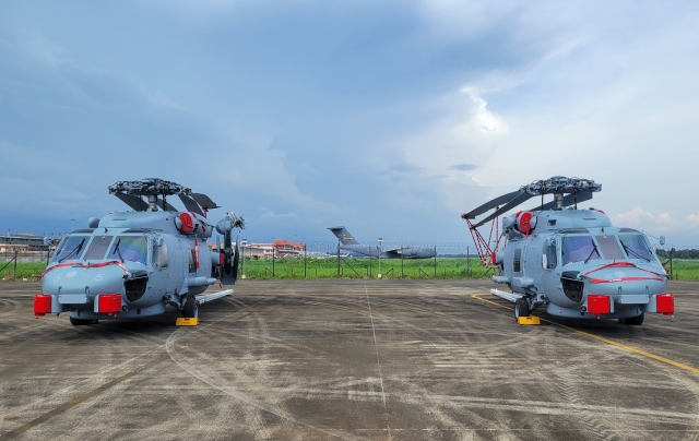 Armée Indienne / Indian Armed Forces - Page 4 India_Navy_MH-60R_delivery_to_Cochin_640