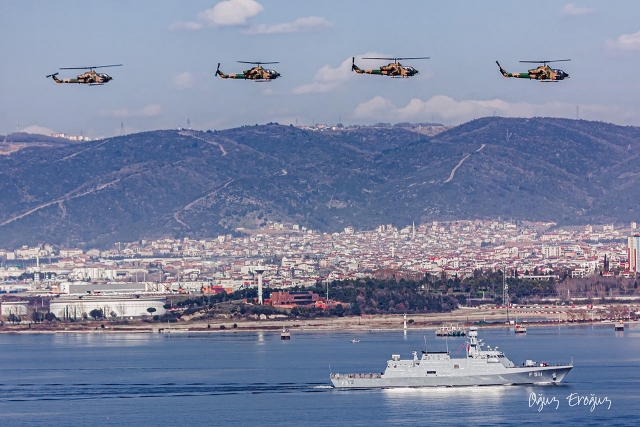 Armée Turque/Turkish Armed Forces/Türk Silahlı Kuvvetleri - Page 24 Turkey_AH-1W_over_Gulf_of_Izmit_on_del_to_Navy_possibly_FMH20KuXIAE--IY_640