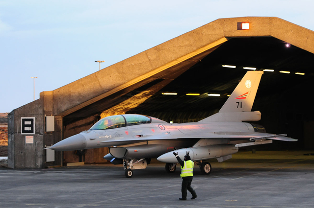 [Imagen: Norway_Romania_F-16_sale_F-16_711_BIKF_1...rg_640.jpg]